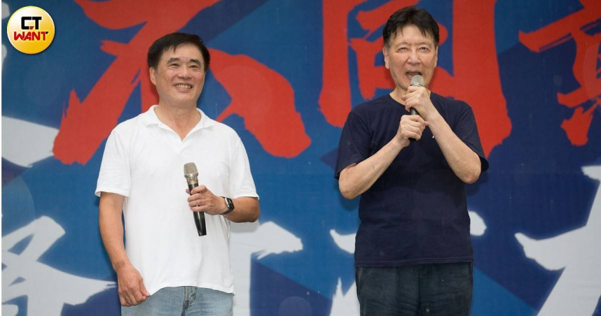 前中廣董事長趙少康（右）揭露近一個月社群平台上大量涉國民黨主席選舉影片，質疑背後有組織操作。（圖／黃威彬攝）