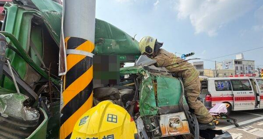 台南大貨車猛撞電線桿，女副駕遭困生死一瞬。（圖 ／翻攝畫面）