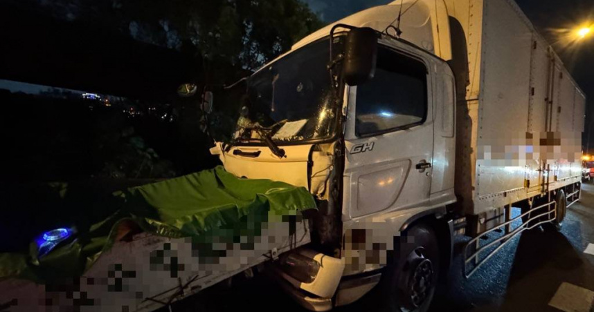 大貨車猛撞釀4車連環慘劇，尖峰時段車流癱瘓數公里。（圖 ／翻攝畫面）