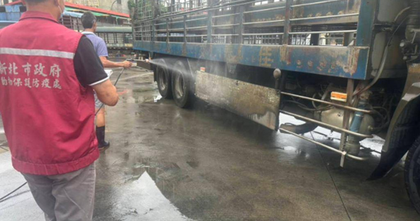 台中市出現非洲豬瘟疑似案例，新北市政府即刻啟動防堵措施，訪視全市107家養豬場並做好跨縣市防疫作為。（圖／翻攝畫面）