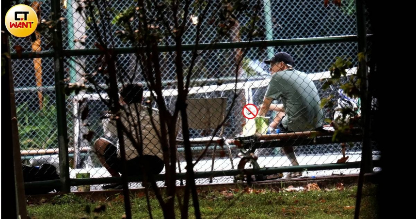 多人運動2／藝人違規抽菸屢見不鮮　頑童小春校園內無視禁令惹議