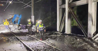 台鐵229次新自強號去年6月行經花蓮新和仁隧道，撞上大清水溪溢流至軌道上的土石流，3節車廂出軌造成9人受傷。（圖／交通部提供）