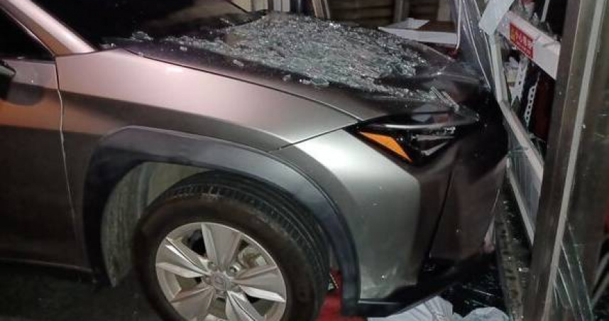 屏東58歲男子駕車撞進早餐店，桌椅碎滿地幸無人傷。（圖 ／翻攝畫面）