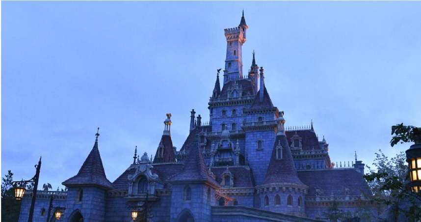 圖為位於千葉縣浦安市的東京迪士尼樂園「美女與野獸」主題區。（圖／達志／美聯社）