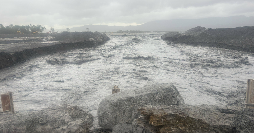 花蓮馬太鞍溪河川水位今天（18日）清晨因不明原因突然暴漲。（圖／公路局）