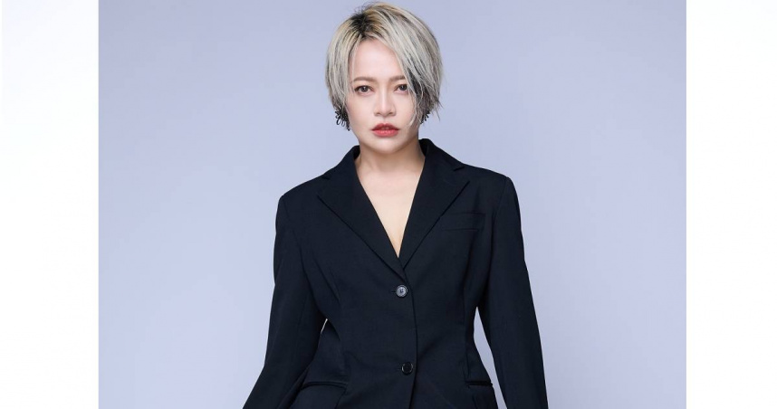 戴愛玲在歲末年終的感恩時刻宣布喜訊，續約華納音樂。（圖／華納音樂提供）