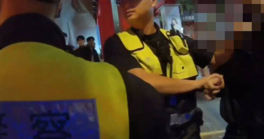 台北市信義區夜店兩名酒客因廁所動線問題爆發衝突，警方到場將雙方帶回派出所處理。（圖／翻攝畫面）