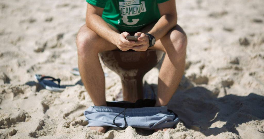 一名50歲男子排便次數異常增加，最終確診大腸癌第三期，醫師提醒民眾應重視如廁變化。（示意圖／達志／美聯社）