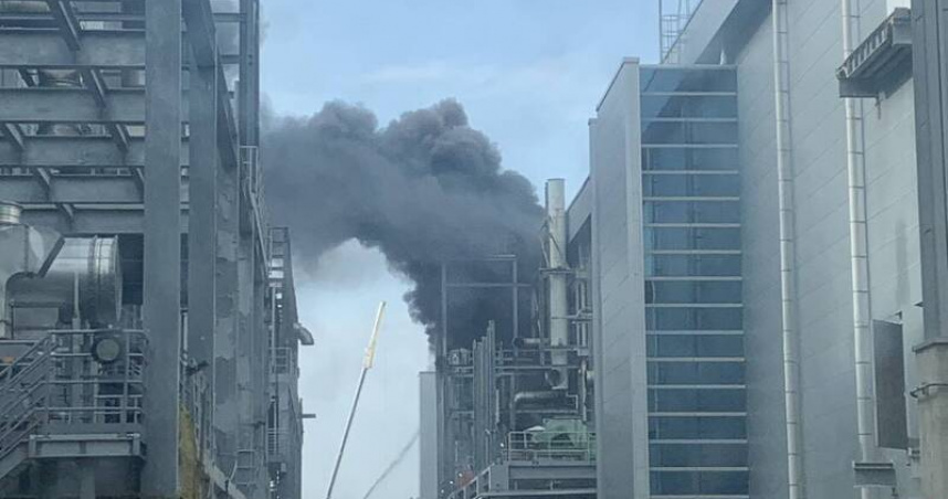 台南產業園區工廠外部起火冒出大量黑煙。（圖／翻攝畫面）