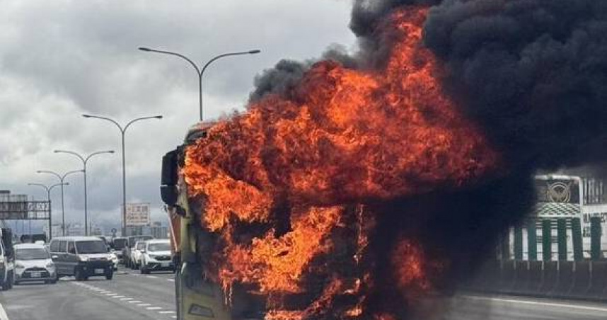 砂石車突冒黑煙整輛燒成火球。（圖 ／翻攝畫面）