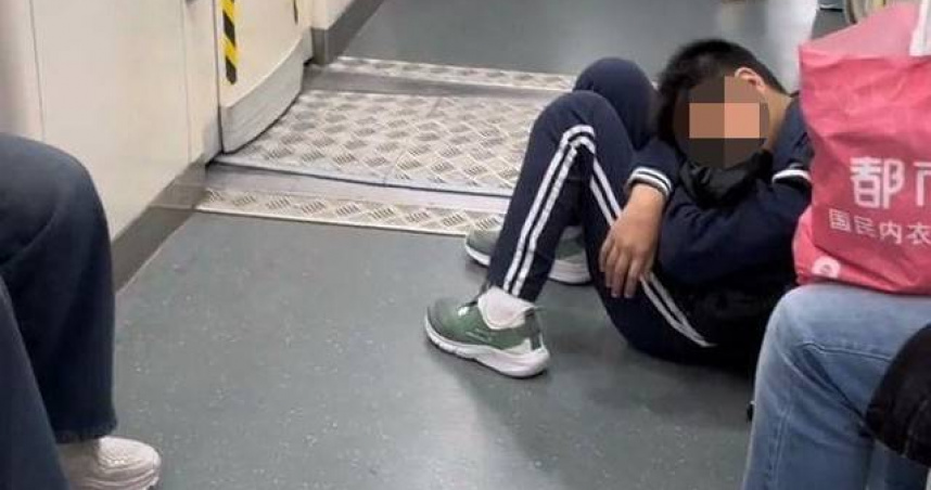 大陸一則「廣州小孩哥搭地鐵上學睡過23站」的消息今天（31日）登上熱搜，引發網友熱議。（圖／翻攝自微博）