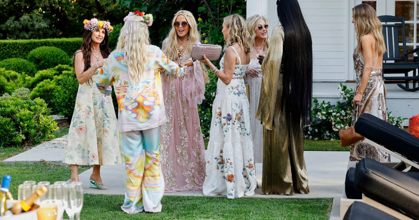 《比佛利山貴婦的真實生活》第15季 (左起) Kyle Richards、Erika Jayne(背對者)、Rachel Zoe、Sutton Stracke、Kathy Hilton、Bozoma Saint John 與 Dorit Kemsley 。（圖／杰德影音）