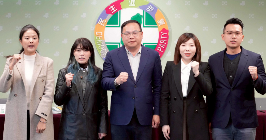 立委王義川等人7日舉行「TPASS no PASS！藍白擋總預算為難通勤族」記者會。（圖／民進黨提供）