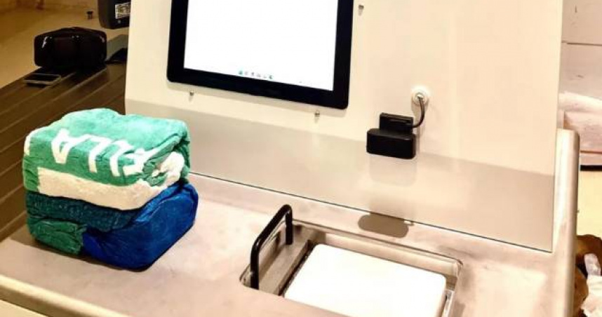 那霸機場日前試驗衣物自動壓縮機。（圖／SJOY）