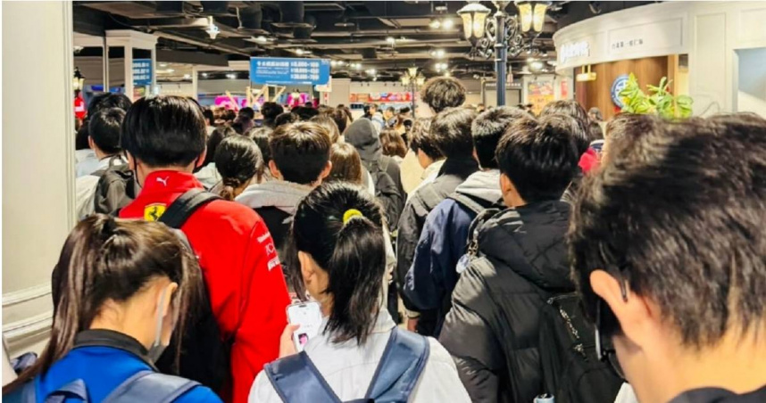 寒假開始有不少新竹學生湧入Big City遠東巨城購物中心，小編為此在社群PO「安親班公告」，引發討論。（圖／翻攝自Threads／Big City遠東巨城購物中心）