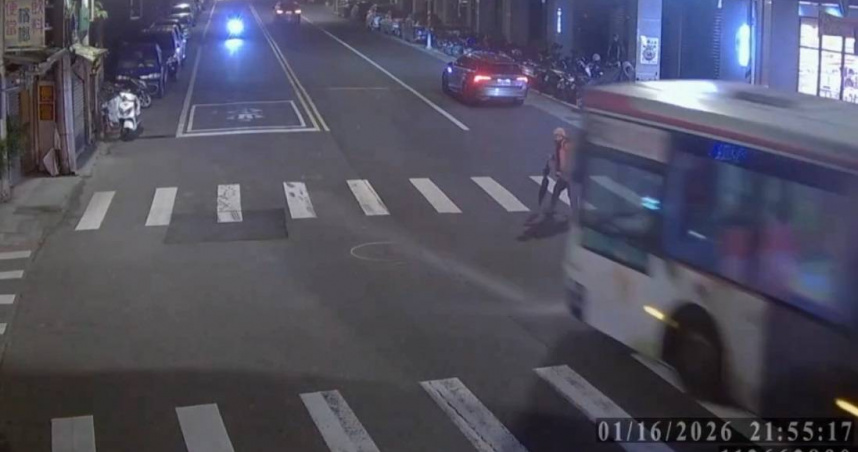 蔡姓老婦走在斑馬線邊緣時被公車撞上，導致全身多處骨折、身受重傷，所幸經救治後，現已從加護病房轉到普通病房休養。（圖／翻攝畫面）