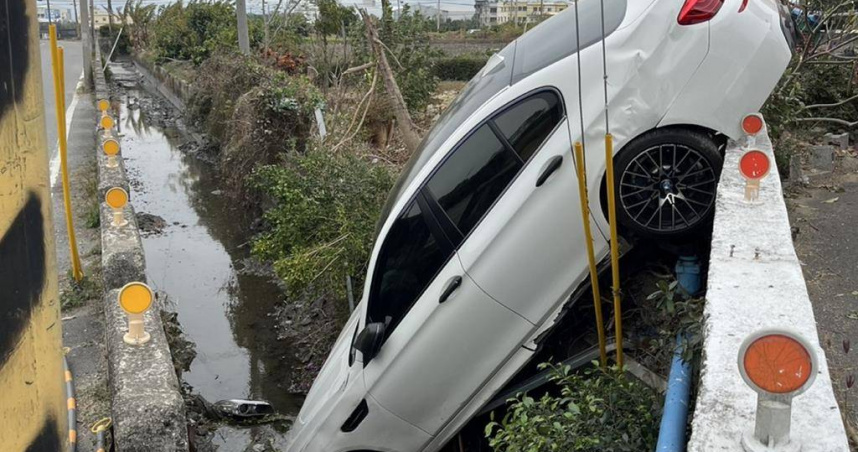 彰化大村鄉白色BMW 840i清晨失控撞毀土地公廟後墜入排水溝，駕駛事後離場，警方依法追查。（圖／翻攝畫面）