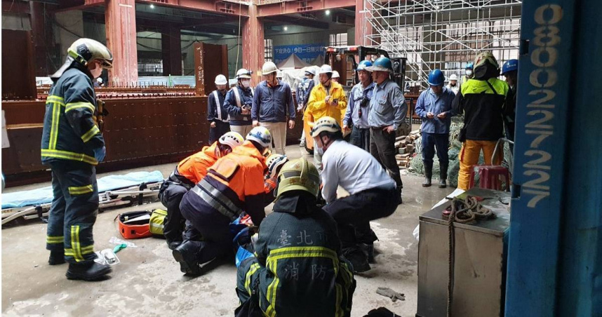 國賓飯店旁工地4日下午傳出工人自4樓墜落2樓不治事故。（圖／翻攝畫面）