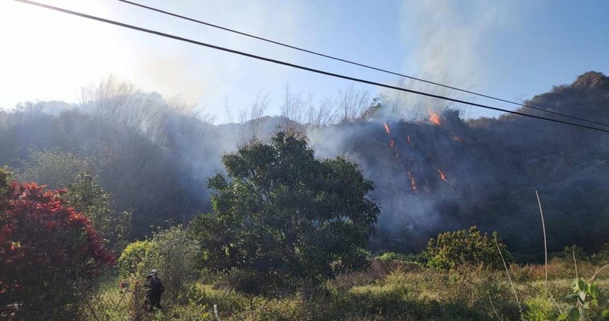 高雄六龜山區竹林火警延燒約3公頃，消防局與林保署協力灌救並出動無人機監控，火勢已撲滅。（圖／翻攝畫面）