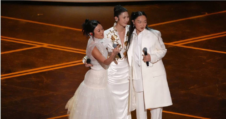 奧斯卡頒獎典禮上，配音歌手REI AMI（左起）、EJAE和AUDREY NUNA演唱了《Kpop 獵魔女團》神曲〈Golden〉。（圖／達志／美聯社）