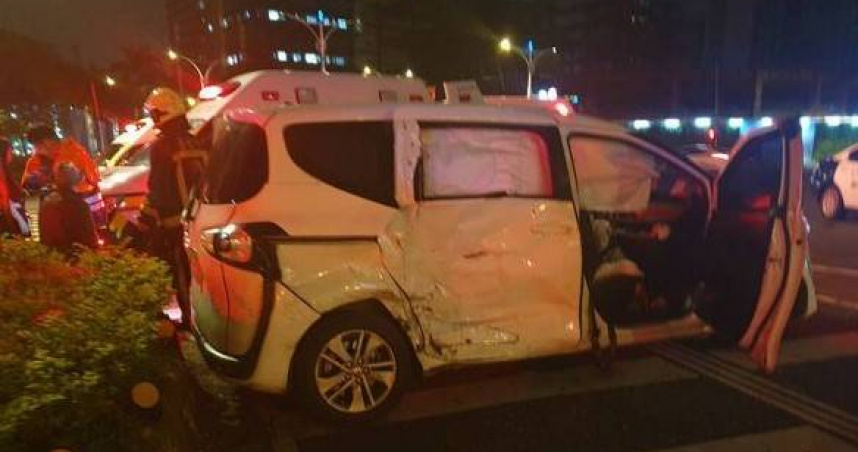 19歲BMW駕駛闖紅燈猛撞計程車。（翻攝照片）