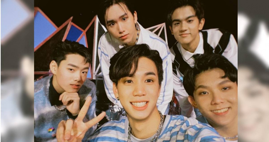 李秉諭（前排左）、林毓家（前排右）、盧佾暘（後排右）、黃莑茗（後排中）共組AcQUA源少年，老么須弘道（後排左）現已退團。（圖／翻攝自李秉諭IG）