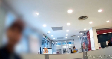 北市文山二分局員警獲報，有婦人拋售0050換得500萬元，準備投資金融公司，所幸被及時攔阻。（圖／翻攝畫面）