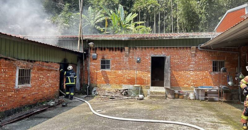 新北三峽一處三合院12日下午發生廚房火警，現場發現8旬老翁倒臥屋內，經救護人員送醫搶救。（圖／翻攝畫面）