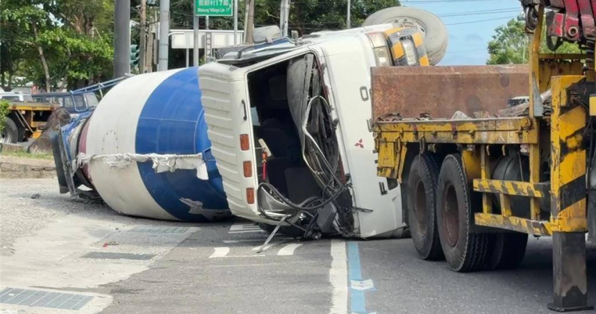 翻車魔咒！台東同輛水泥車10天內二度翻覆　還沒到家先躺路中央