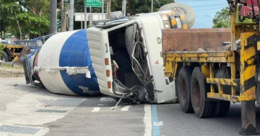 台東預拌車轉賣途中再翻覆。（圖／翻攝畫面）