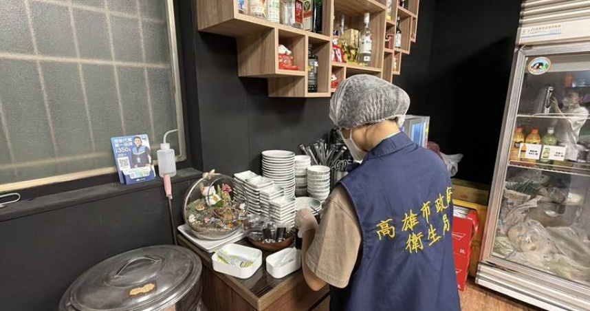 高雄市衛生局派員到該串燒店稽查。（圖／高雄市衛生局）