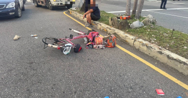 李姓女子騎乘腳踏車行經集賢路，遭藍男駕駛的小貨車撞飛，當場失去生命跡象。（圖／翻攝畫面）