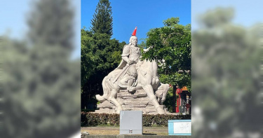 台南市中西區延平郡王祠庭園內的「鄭成功騎馬石像」4日上午遭人惡作劇。（圖／翻攝自臉書，台南式 Tainan Style﻿）