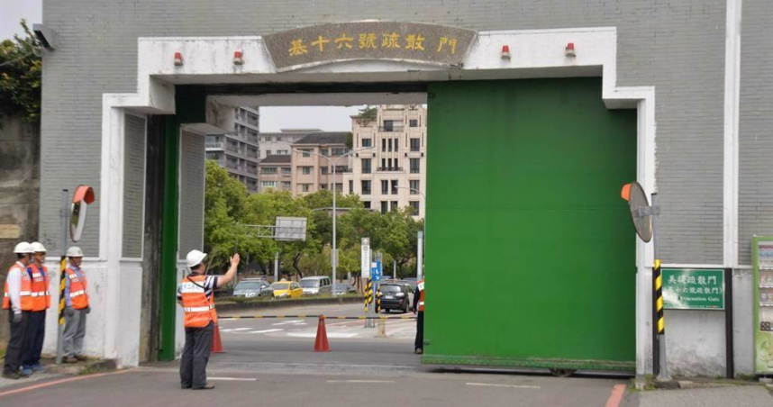 因應巴威颱風可能帶來豪雨及河川水位暴漲，台北市10日上午10時起全面實施疏散門及越堤坡道「只出不進」管制。（圖／報系資料照）