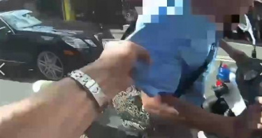 北市萬華分局龍山派出所員警日前發現一名男子行車不穩，對其實施唾液快篩，但對方竟試圖跨上機車落跑，反遭壓制。(圖／翻攝畫面)