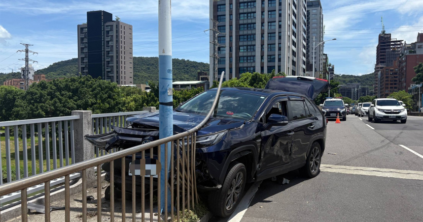 賓士車福林橋暴衝！波及1車1騎士　駕駛稱：疲勞駕駛