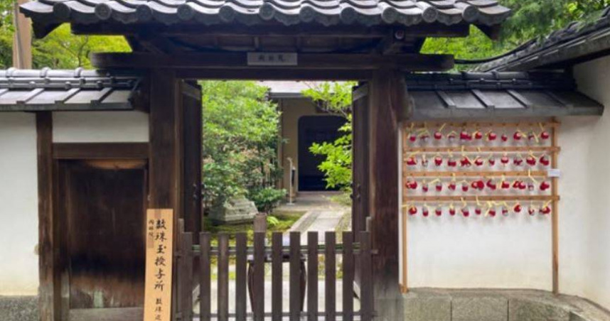 日本京都知名古剎高台寺3日晚間驚傳火警，寺院境內塔頭寺院「岡林院」接待所等木造建築遭大火吞噬。（圖／翻攝自Instagram，岡林院）