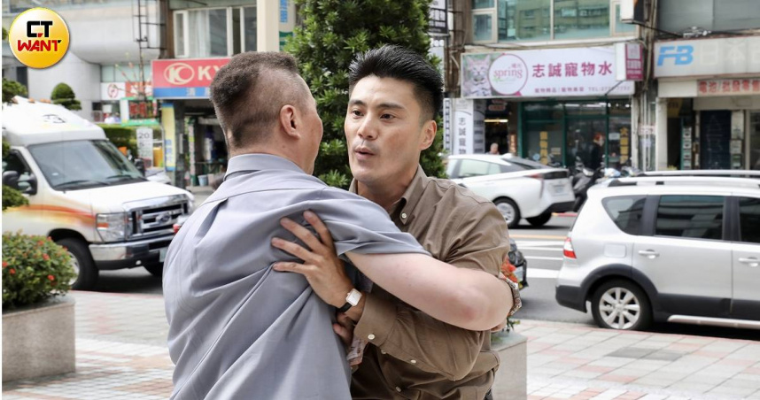 丁瑀下午前往國民黨中央抗議。（圖／方萬民攝）