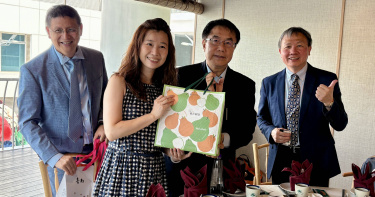 黃偉哲62歲生日剛過，隨即快閃新加坡拚農產、觀光及招商。（圖／台南市政府提供）