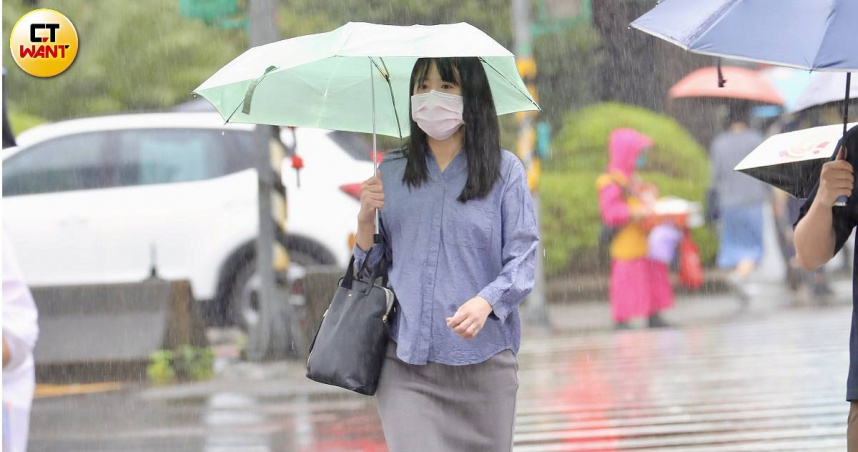 中央氣象署指出，因東北季風增強，迎風面雨增溫降，宜蘭需留意局部大雨。（示意圖／方萬民攝）