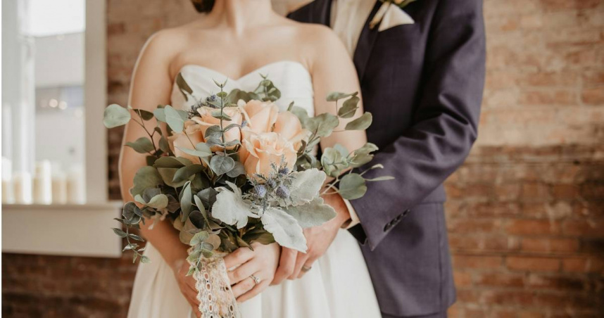 一名女子不滿小姑川著大露背裝出席她的婚禮。（示意圖／unsplash）