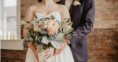 一名女子不滿小姑川著大露背裝出席她的婚禮。（示意圖／unsplash）