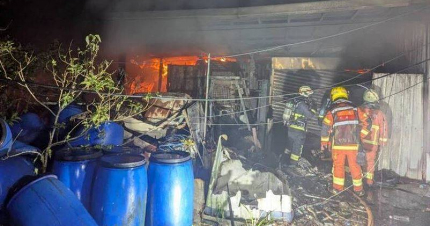 新北金山鐵皮倉庫颱風夜竄火！消防冒風雨灌救3小時撲滅