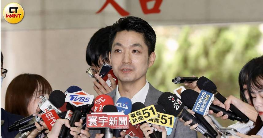 台北市長蔣萬安上午出席葫蘆寺活動受訪，談及競選總部成立大會的白色服裝主題與蔡康永預計穿著黑色西裝一事，表示尊重每個人的穿著選擇。（圖／方萬民攝）
