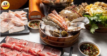 「兩小無猜雙人海陸套餐」搭配豐富的海鮮盤及蔬菜盤，再加上美國安格斯熟成黑牛板腱等肉類拚盤4選2。(1580元)