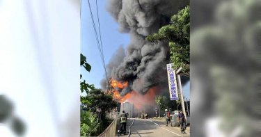 台中塑膠工廠大火 黑煙駭人搶救中