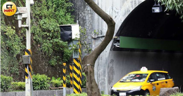 萬里隧道遭逼車!重機騎士停下好心勸「吃2.4萬罰單」 警回:不知怎辦