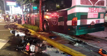 公車瘋狂衝上人行道!一死一重傷 司機竟回:我睡著了