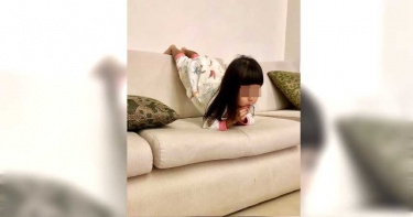 2歲女用「棒式」看電視 網驚呆:從小就知道練核心