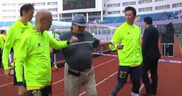 最靈活胖子站起來了! 68歲洪金寶「拄拐杖憔悴近照」靠兒攙扶